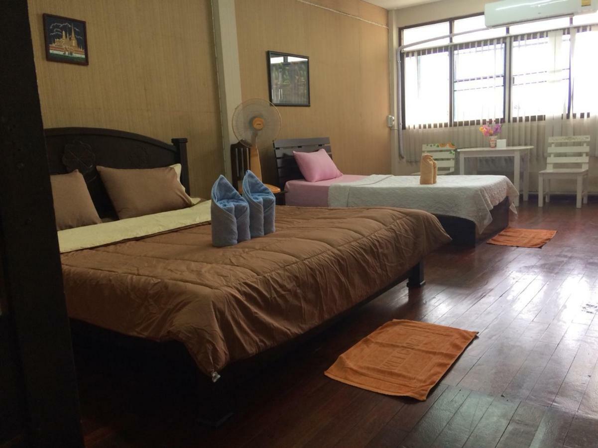 Changphuakgate Guesthouse Chiang Mai Exteriör bild